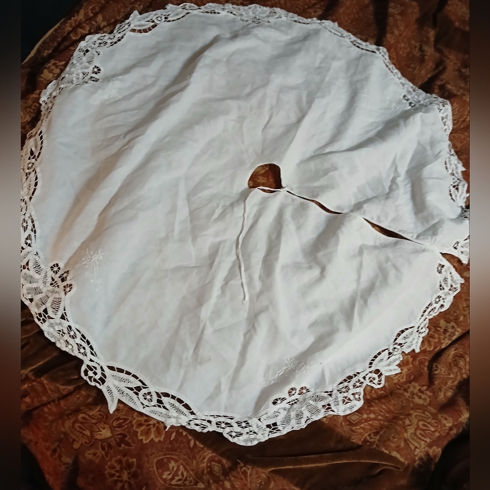 WhiteLace XmasTreeSkirt/table Skirt.(42 In. Diameter)‎ Imperial ELEGANCE:Brand
